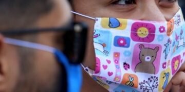Los CDC reconocieron que los cubrebocas de tela no son tan efectivos contra el COVID-19