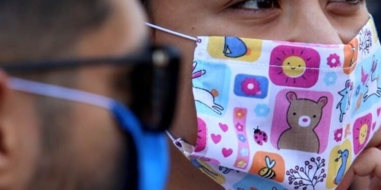 Los CDC reconocieron que los cubrebocas de tela no son tan efectivos contra el COVID-19