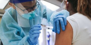Las vacunas contra la gripe y el sarampión podrían ayudar a aplanar la curva de la COVID-19, según estudio