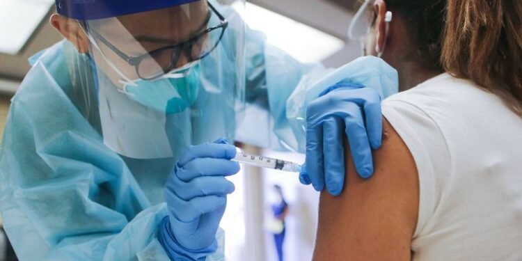 Las vacunas contra la gripe y el sarampión podrían ayudar a aplanar la curva de la COVID-19, según estudio