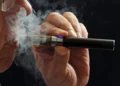 El consumo pasivo de vapor de cigarrillos eléctricos aumenta entre los jóvenes el riesgo de sufrir bronquitis y falta de aliento, según un estudio
