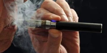 El consumo pasivo de vapor de cigarrillos eléctricos aumenta entre los jóvenes el riesgo de sufrir bronquitis y falta de aliento, según un estudio