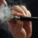 El consumo pasivo de vapor de cigarrillos eléctricos aumenta entre los jóvenes el riesgo de sufrir bronquitis y falta de aliento, según un estudio