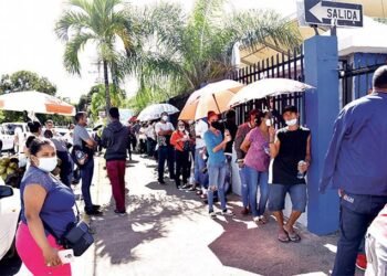 Científicos advierten que en el futuro podrían aparecer nuevas variantes de covid-19 más preocupantes debido a la rápida propagación de la ómicron