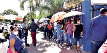 Científicos advierten que en el futuro podrían aparecer nuevas variantes de covid-19 más preocupantes debido a la rápida propagación de la ómicron