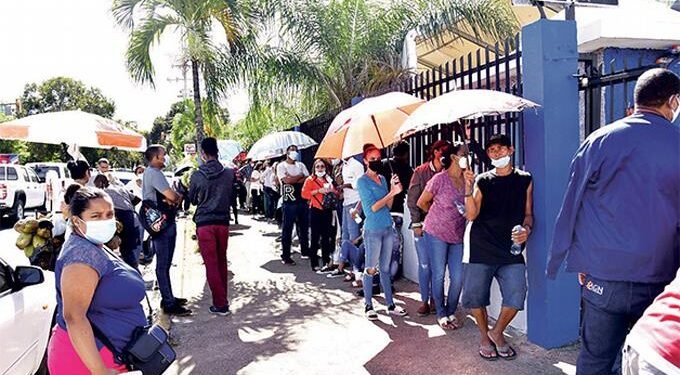 Científicos advierten que en el futuro podrían aparecer nuevas variantes de covid-19 más preocupantes debido a la rápida propagación de la ómicron