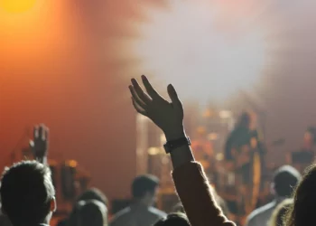 Sociedad de Neumología recomienda posponer el reinicio de clases presenciales, prohibir fiestas, bodas, cumpleaños