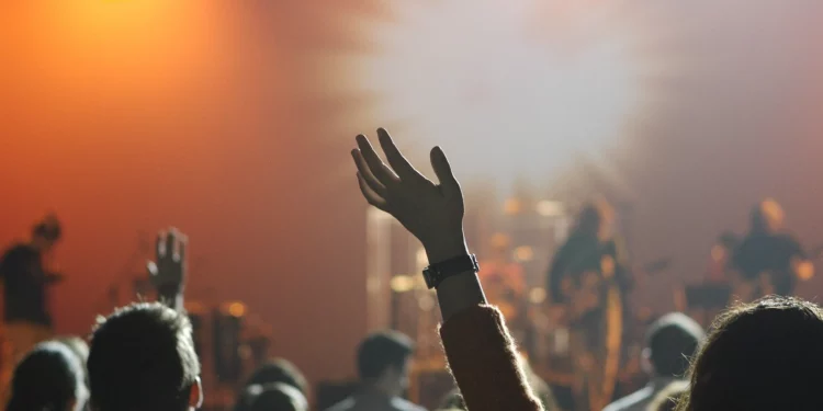 Sociedad de Neumología recomienda posponer el reinicio de clases presenciales, prohibir fiestas, bodas, cumpleaños