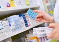 Pocos y caros: Medicamentos anti-Covid y antigripales escasean