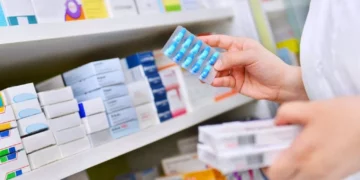Pocos y caros: Medicamentos anti-Covid y antigripales escasean
