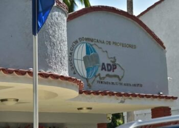 ADP reitera su llamado a no asistir a las escuelas; dice hay 10 mil maestros contagiados