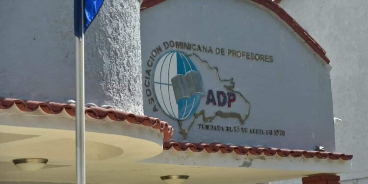 ADP reitera su llamado a no asistir a las escuelas; dice hay 10 mil maestros contagiados