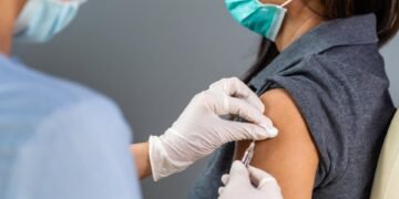 ¿Por qué tantos vacunados contraen el COVID-19 últimamente?