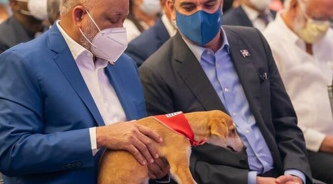 Ministro de Educación causa revuelo por tuit donde menciona perritas con nombres de las Mirabal