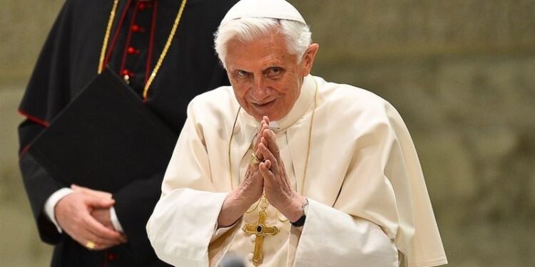 Benedicto XVI pide perdón por los abusos y errores bajo su responsabilidad