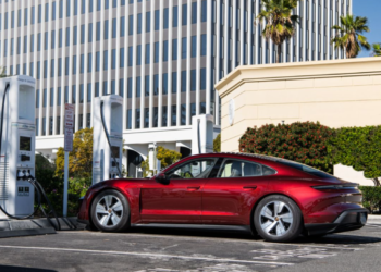 Un Porsche Taycan eléctrico bate el récord Guinness al cruzar EE.UU. de costa a costa con una carga de 2 horas y 26 minutos