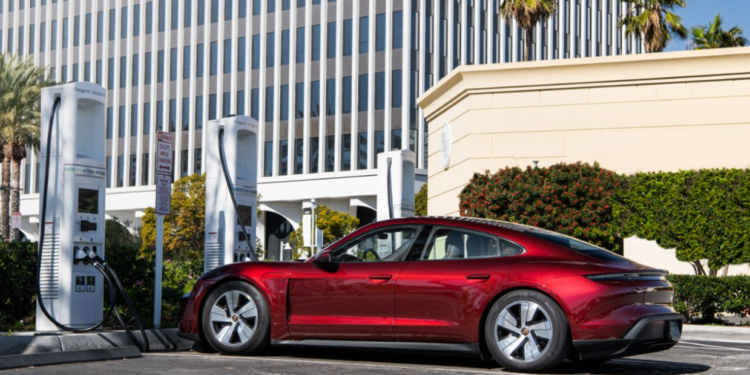 Un Porsche Taycan eléctrico bate el récord Guinness al cruzar EE.UU. de costa a costa con una carga de 2 horas y 26 minutos