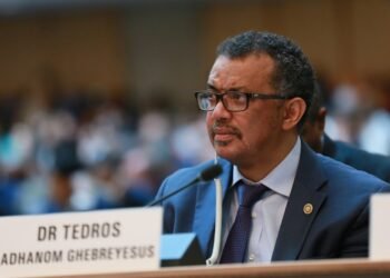 La OMS aseguró que la fase aguda de la pandemia podría terminar a mediados de año si el 70% de la población es vacunada