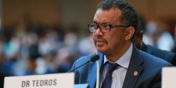 La OMS aseguró que la fase aguda de la pandemia podría terminar a mediados de año si el 70% de la población es vacunada
