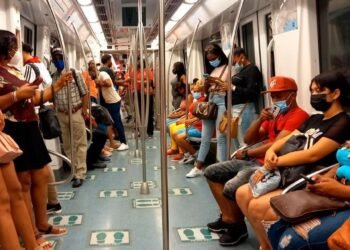 Pese a no estar obligada, la gente continúa hoy utilizando mascarillas