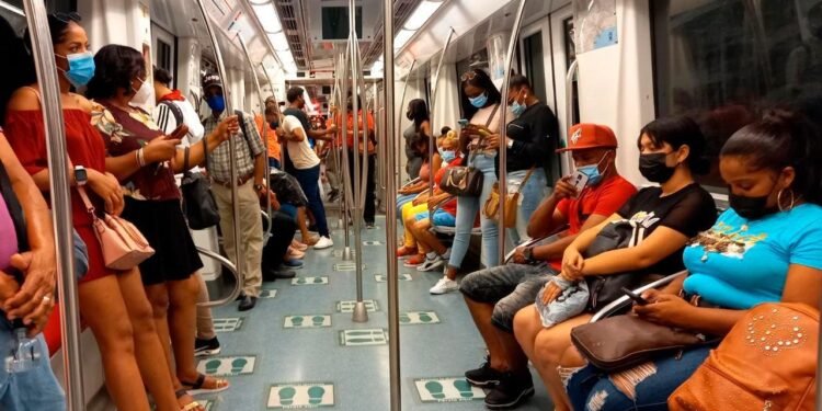 Pese a no estar obligada, la gente continúa hoy utilizando mascarillas