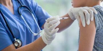 Dosis de vacuna anticovid en niños será igual a la de adultos, aclara Salud Pública