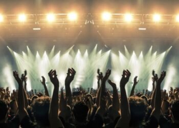 El sector del entretenimiento, muy golpeado por la pandemia, reacciona jubiloso por suspensión de restricciones