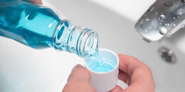 La membrana del virus SARS-CoV-2 estalla con algunos enjuagues bucales