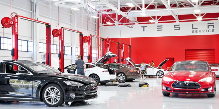 Tesla llama a revisión casi 579 mil autos en EU por alarma de peligro para peatones