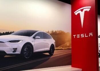 Musk revela por qué Tesla no ha fabricado el coche eléctrico de mayor autonomía del mundo