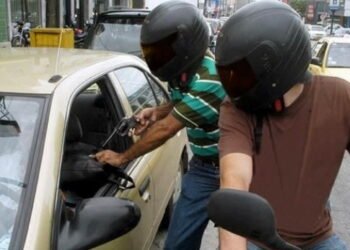 Ciudadanos aseguran se está volviendo tendencia atracos en los semáforos de la capital