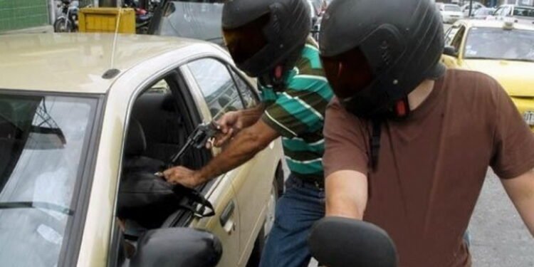 Ciudadanos aseguran se está volviendo tendencia atracos en los semáforos de la capital