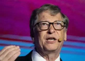 Bill Gates denuncia que las vacunas existentes «no son buenas para bloquear las infecciones» e insta a crearlas duraderas￼￼