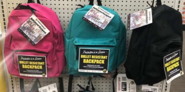 La demanda de las mochilas antibalas crece en un 800 % en Texas