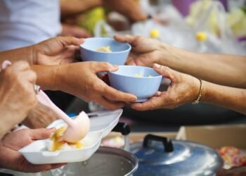 Bloomberg: El mundo se enfrenta a una escasez de populares productos alimentarios, incluidas las palomitas de maíz y las patatas fritas