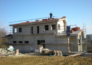 El alza de intereses aleja sueño de comprar casa en Latinoamérica