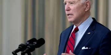Biden urge a «prohibir» en EEUU vender armas de asalto a particulares