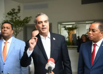 Abinader promete detener las próximas alzas de tarifa eléctrica