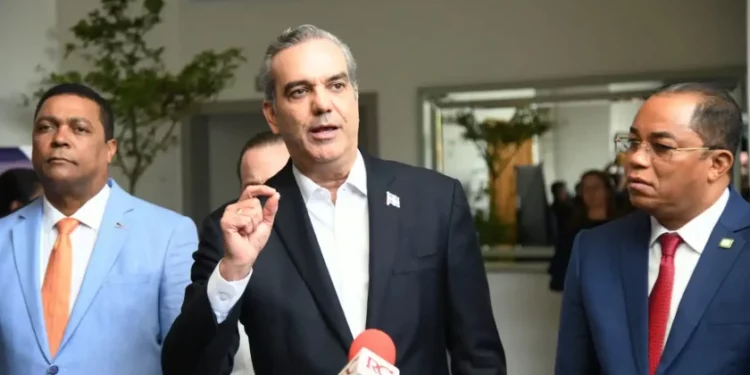 Abinader promete detener las próximas alzas de tarifa eléctrica