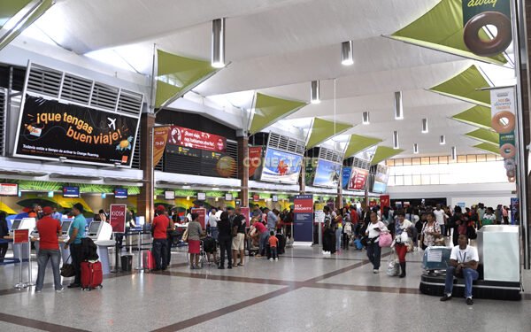 Aerolíneas mantienen exigencia de constancias de vacunas contra el Covid-19