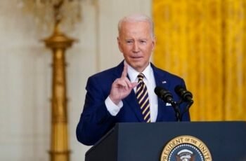 Biden firma la ley que regula las armas de fuego