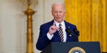 Biden firma la ley que regula las armas de fuego