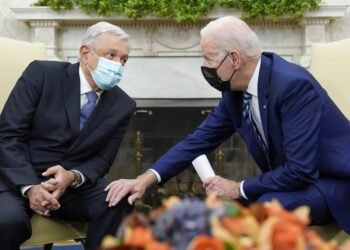 López Obrador revela dejó carta a Biden para pedir exoneración de Julian Assange