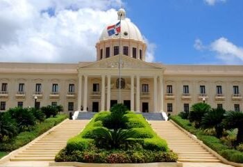 Gobierno prohíbe nombramientos y reajustes salariales en el Estado