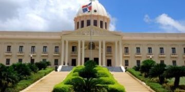 Gobierno prohíbe nombramientos y reajustes salariales en el Estado