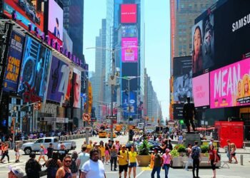 EEUU envejece mientras latinos empujan un país más diverso