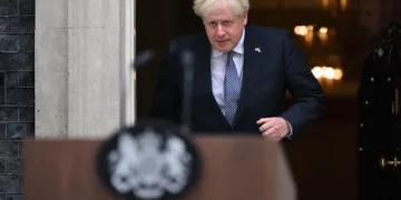 Boris Johnson dimite como líder conservador pero seguirá en el poder hasta que se nombre a su sucesor