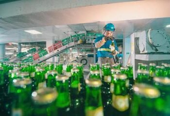 Cervecería comienza a usar botellas hechas en el país