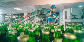 Cervecería comienza a usar botellas hechas en el país