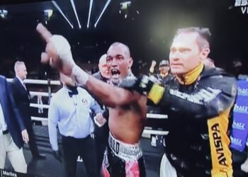 Dos boxeadores dominicanos se coronaron hoy campeones mundiales